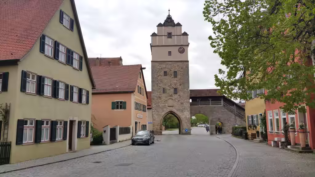 Dinkelsbühl mittelalterliche Stadtmauer mit Wehrturm